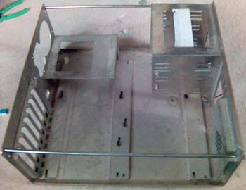 Ebbe a kicsit megviselt házba költöztettük a masinát