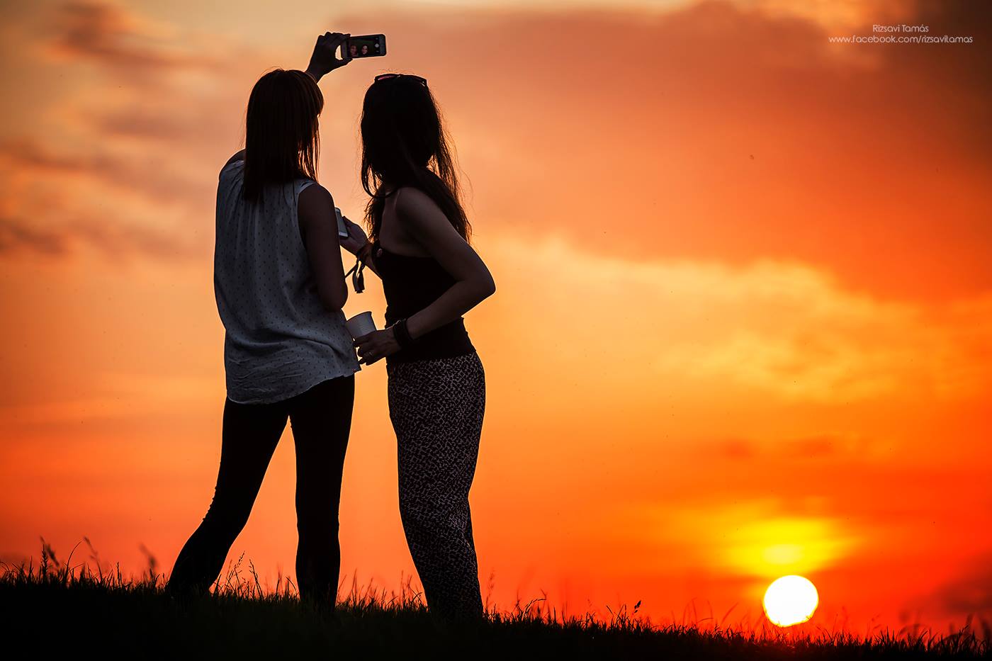 Lányok a naplementében Nyár képe 2016