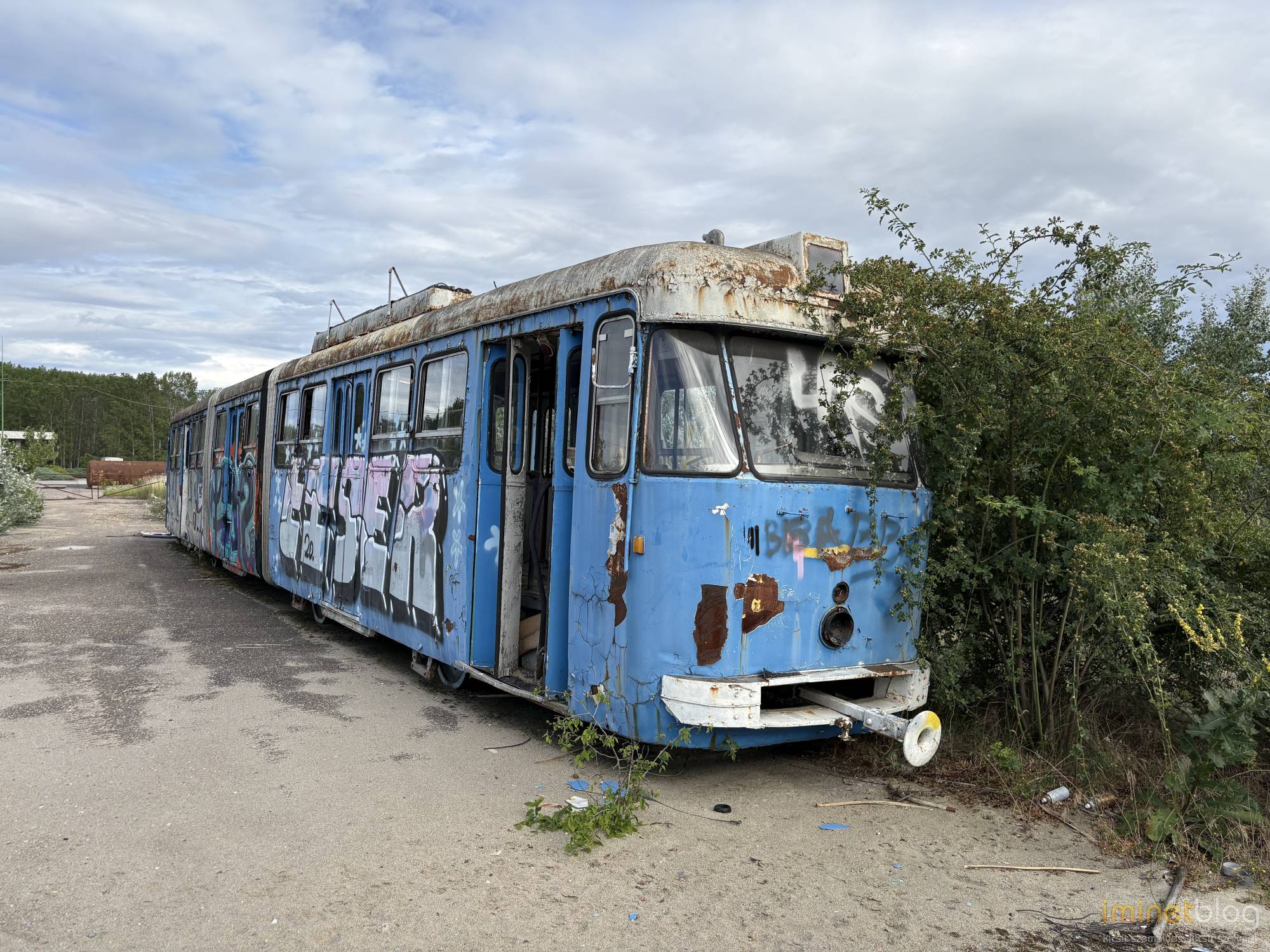 Metró- és villamoskocsikat rejt egy elhagyatott városszéli telephely