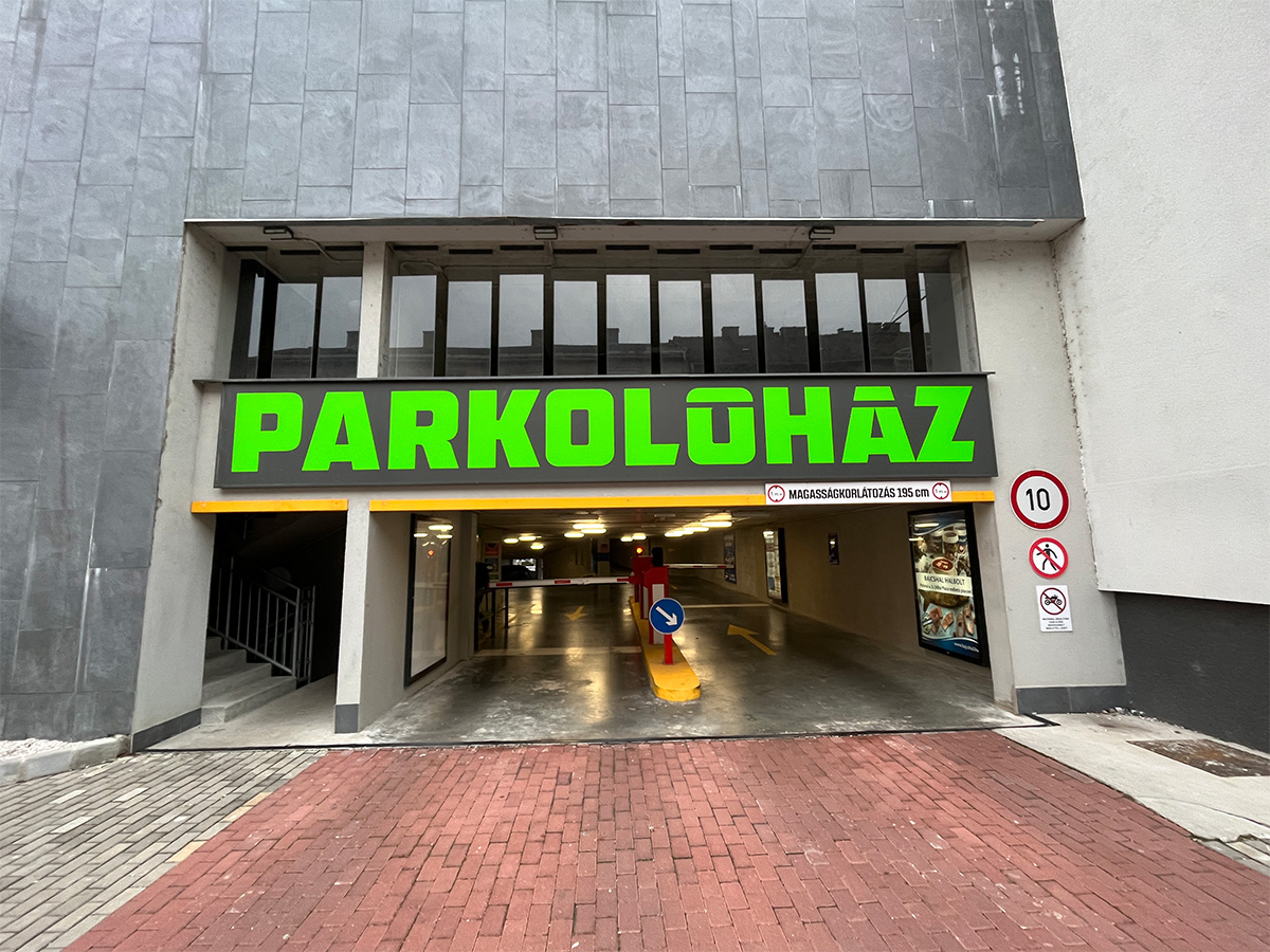 Belváros Parkolóház bejárat Belváros Parkolóház bejárat
